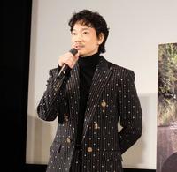 　舞台あいさつを行った綾野剛