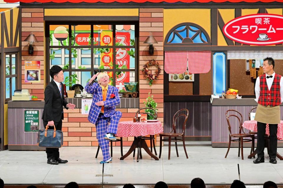 　芸歴４０周年記念公演に出演した吉田ヒロ（中央）