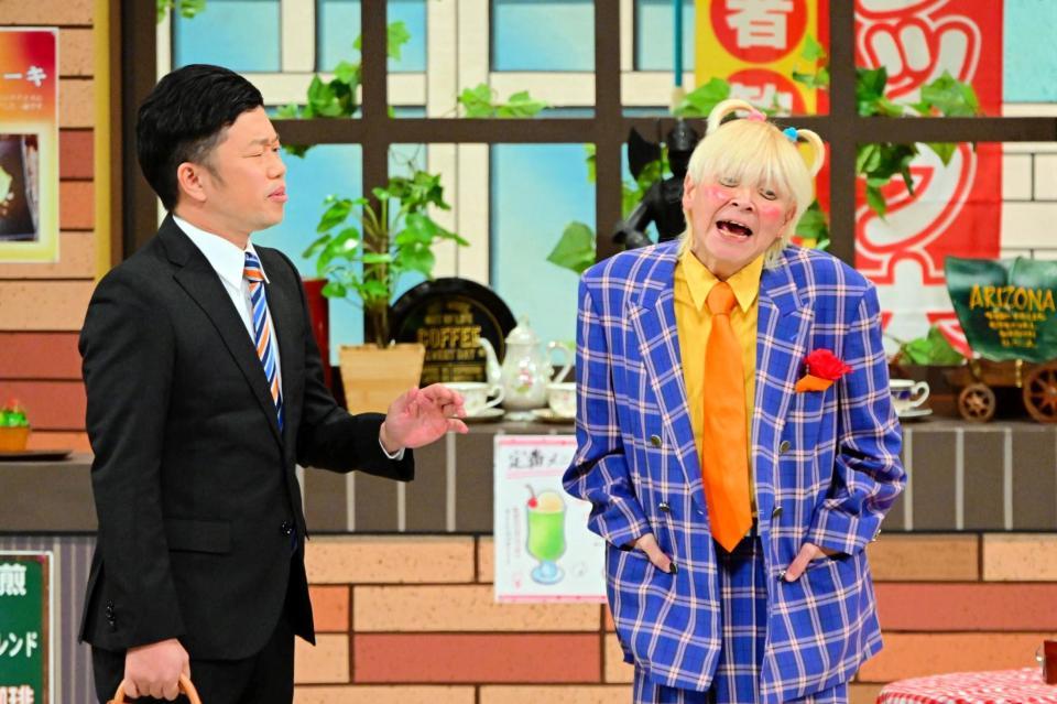 　大企業の御曹司・ヒロ坊ちゃんを演じる吉田ヒロ（右）