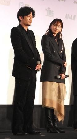 　イベントに登壇した稲垣吾郎（左）と新垣結衣