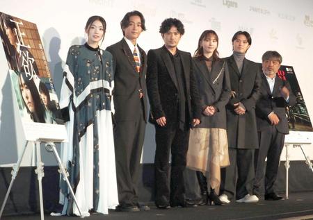 　（左から）東野絢香、佐藤寛太、稲垣吾郎、新垣結衣、磯村勇斗、岸善幸監督