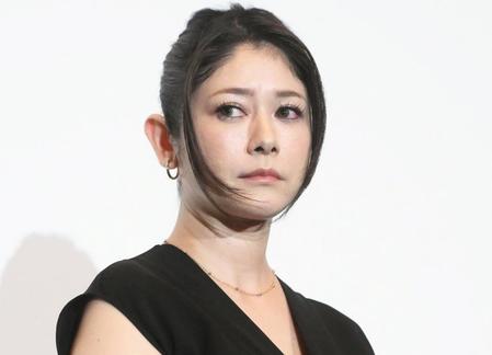 真木よう子 角膜ヘルペスで眼帯→今度は「口唇ヘルペスになった」 24日投稿には心配の声も