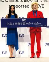 　イベントに登壇した菜々緒（左）とカズレーザー＝都内