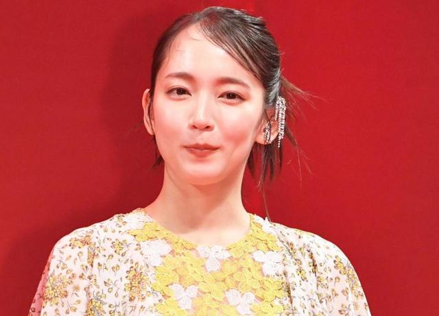 吉岡里帆 女優の本気ポーズ 美少女感の白ワンピからチラリ 寝そべる姿にドキッ「綺麗だ」「スゲかわいい♥」/芸能/デイリースポーツ online