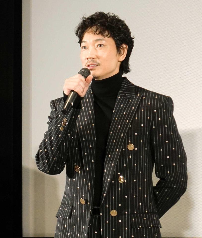 　舞台あいさつを行った綾野剛