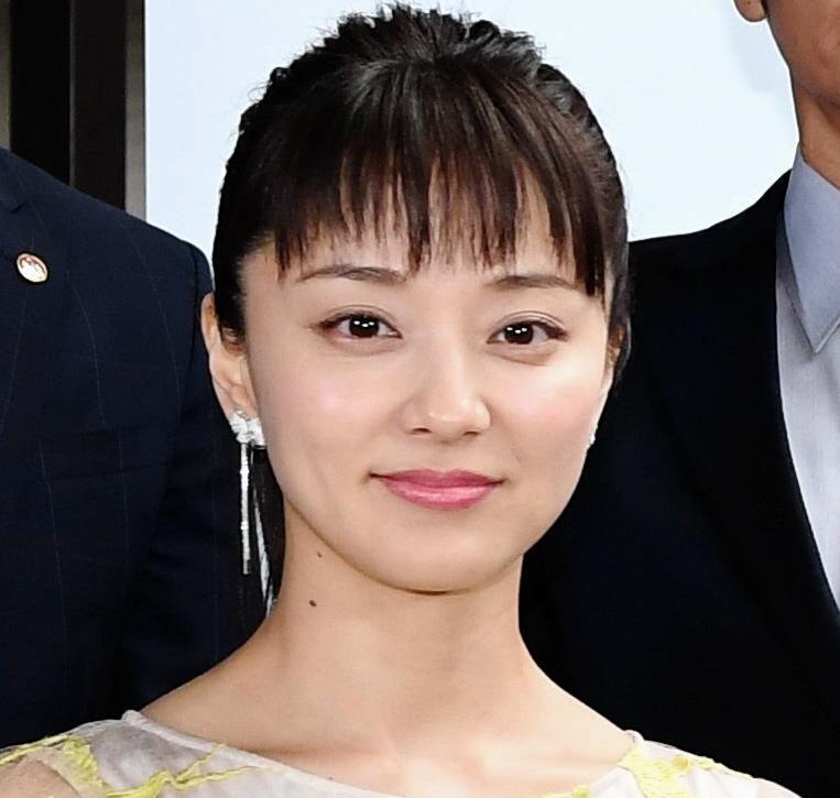 中越典子　体 中越典子、中学生ぶり髪バッサリに大絶賛の声「とってもお似合い ...