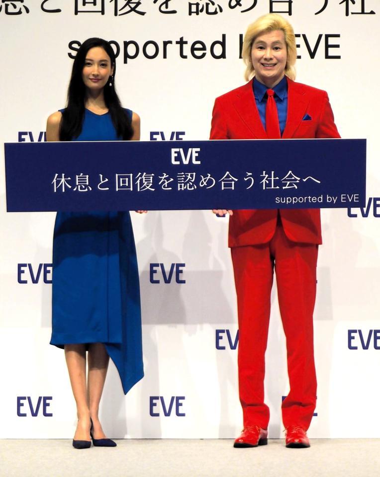 　イベントに登壇した菜々緒（左）とカズレーザー＝都内