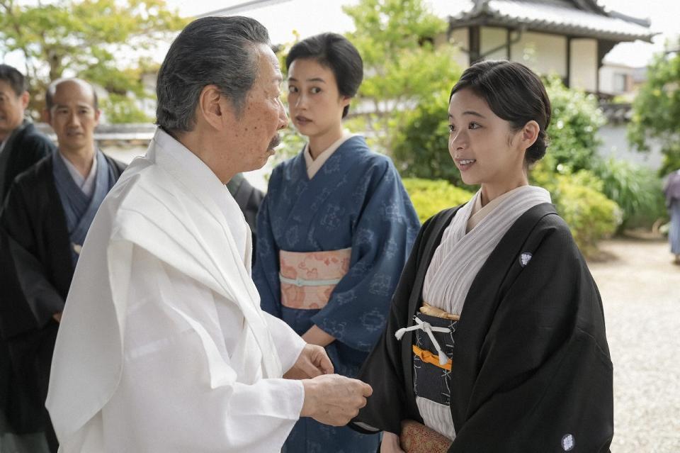 治郎丸と話すスズ子。左から、大西ヒデオ（湯浅崇）、治郎丸和一（石倉三郎）、大西タカ（西村亜矢子）、スズ子（趣里）