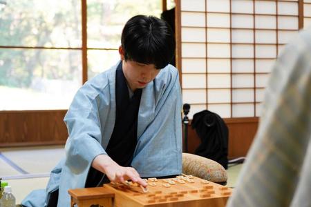 　対局に臨む藤井聡太竜王＝日本将棋連盟提供