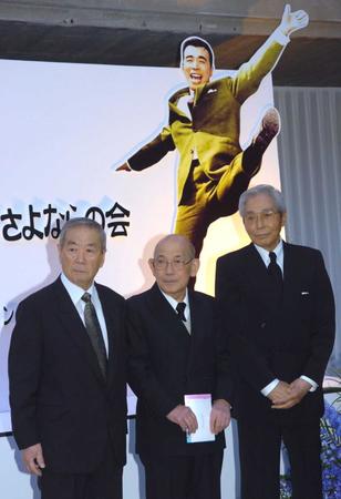 　植木等さんのパネルをバックに会見する（左から）谷啓さん、桜井センリさん、犬塚弘さん＝東京・青山葬儀所（２００７年４月撮影）
