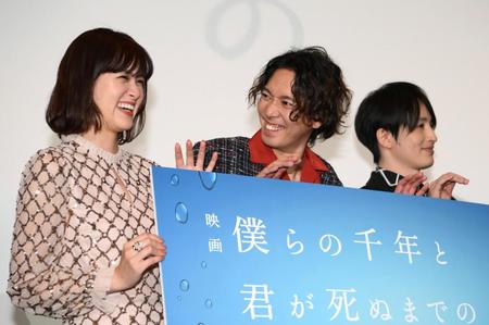 　フォトセッションで笑顔を見せるふぉ～ゆ～・辰巳雄大。左は小西桜子、右は浜中文一（撮影・堀内翔）