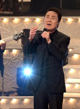 　「日本歌手協会創立６０周年　第５０回歌謡祭」で谷村新司さんを偲び、「昴-すばる-」を熱唱した五木ひろし（撮影・伊藤笙子）