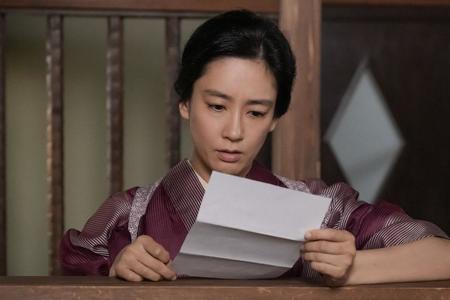 実家からの手紙に戸惑うスズ子の母・ツヤ（水川あさみ）