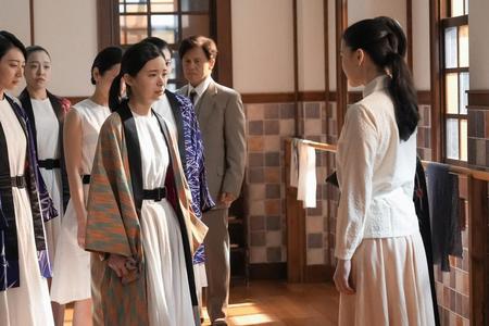 梅丸の稽古場で、大和（蒼井優・右）と橘の決断を聞くスズ子（趣里）たち