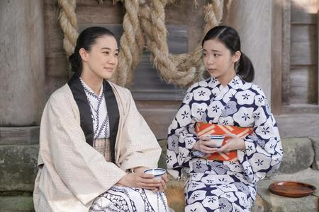 大和（蒼井優・左）はスズ子（趣里）に自分の過去を話して…