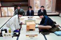 　対局に臨む藤井聡太竜王（手前右）と伊藤匠七段（手前左）＝日本将棋連盟提供