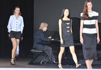 　ショーでピアノ演奏をする小室哲哉（中央）＝撮影・西岡正