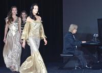 　小室哲哉（右）が演奏する中、ランウェイに登場した冨永愛（左から３人目）＝撮影・西岡正