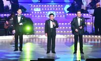 　歌謡祭第１部でコモエスタ赤坂を熱唱するロス・インディオスの（左から）香嶋優貴、東郷太郎、永山こうじ（撮影・開出牧）