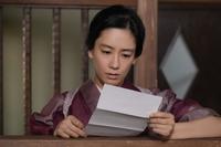 実家からの手紙に戸惑うスズ子の母・ツヤ（水川あさみ）