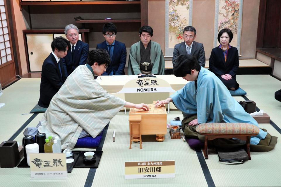 　対局に臨む藤井聡太竜王（手前右）と伊藤匠七段（手前左）＝日本将棋連盟提供