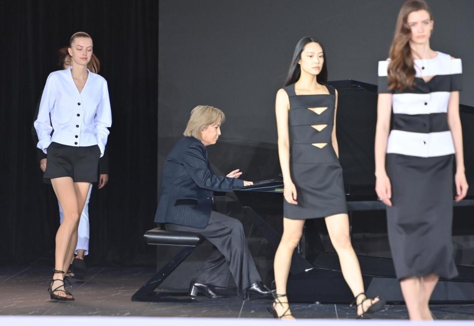 　ショーでピアノ演奏をする小室哲哉（中央）＝撮影・西岡正