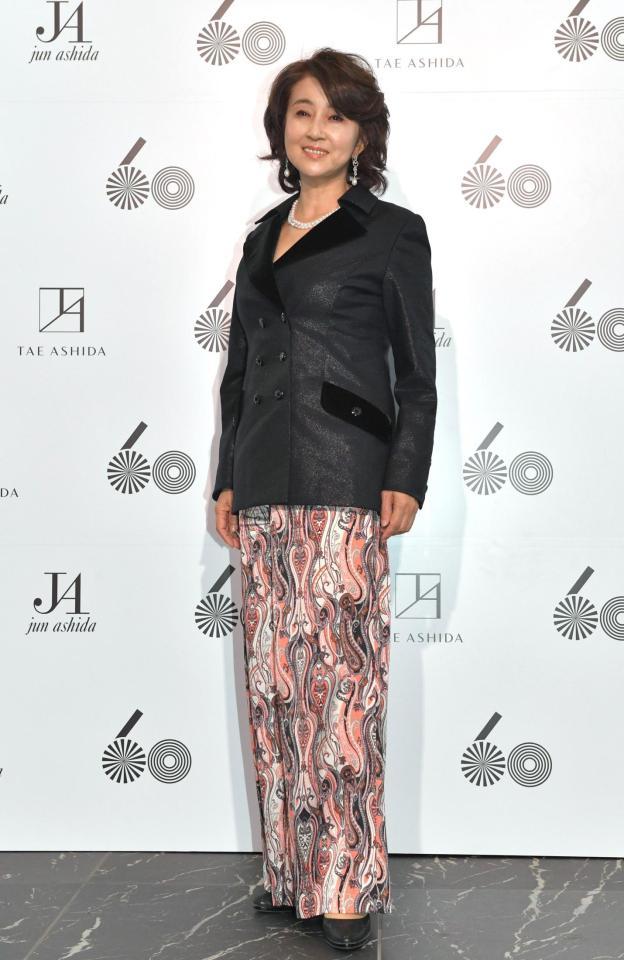 　フォトコールでポーズをとる秋吉久美子（撮影・西岡正）