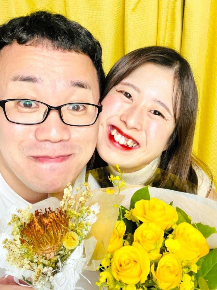 　27日に結婚したパーマ大佐（左）とアイドル鳥越