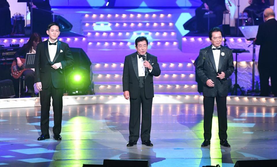 　歌謡祭第１部でコモエスタ赤坂を熱唱するロス・インディオスの（左から）香嶋優貴、東郷太郎、永山こうじ（撮影・開出牧）