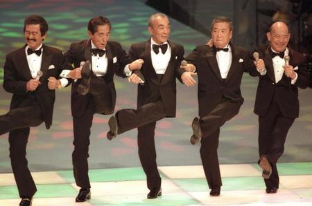 　日本歌謡大賞特別賞を受賞したクレージーキャッツ。左から安田伸さん、犬塚さん、植木等さん、谷啓さん、桜井センリさん＝９３年