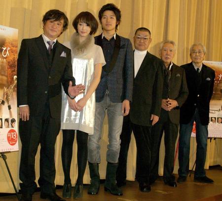 　映画「ふたたび」舞台あいさつで。左からＭＩＮＪＩ、鈴木亮平、財津一郎さん、藤村俊二さん、犬塚さん＝１０年
