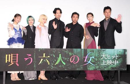 　手を振る（左から）桃果、萩原みのり、アオイヤマダ、竹野内豊、山田孝之、武田玲奈、石橋義正監督（撮影・棚橋慶太）