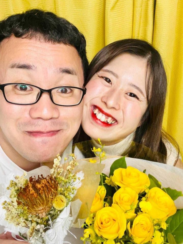 　２７日に結婚したパーマ大佐（左）とアイドル鳥越