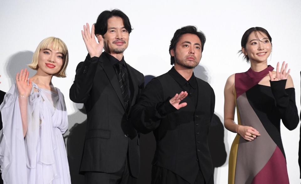 　手を振る（左から）アオイヤマダ、竹野内豊、山田孝之、武田玲奈（撮影・棚橋慶太）