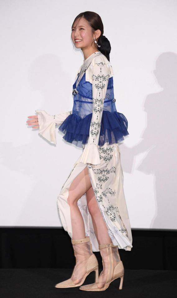 　客席に向かい笑顔を見せる桃果（撮影・棚橋慶太）