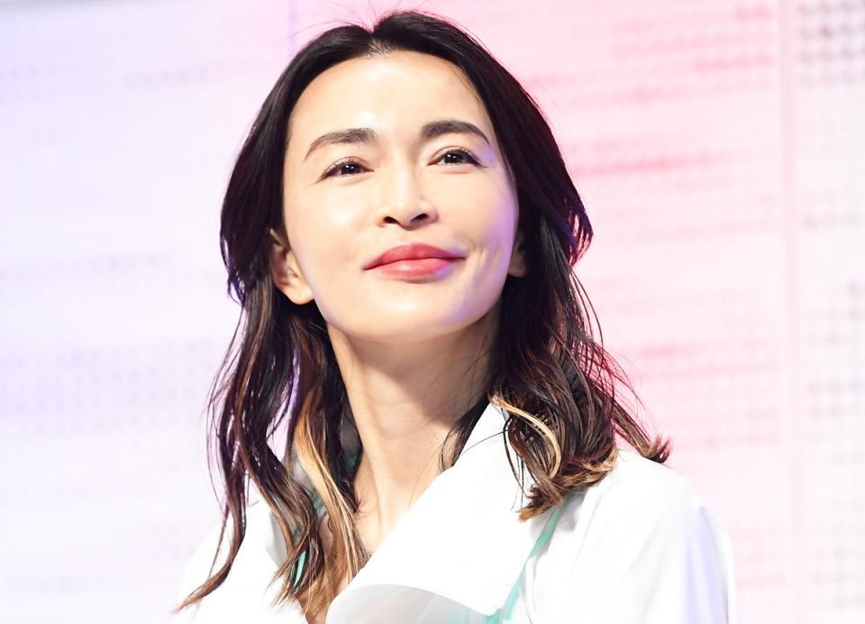 長谷川京子 腰まで背中がガバッと開いた大胆ドレス！衝撃ボディ