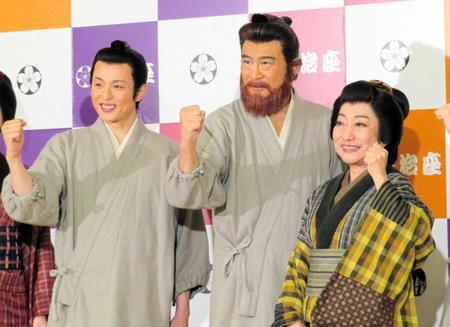 　気合を入れた（左から）新木宏典、船越英一郎、山村紅葉