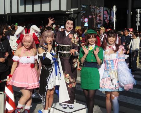 　「池袋ハロウィンコスプレフェス」に参加した小林幸子（中央）