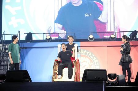 　ギブス姿で登場したナインティナイン・岡村隆史。左は矢部浩之、右は知念里奈