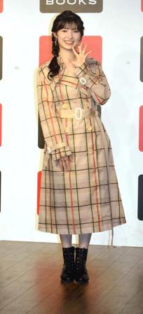 　笑顔で手を振る武藤十夢