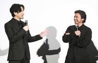 　笑顔でトークをする竹野内豊（左）と山田孝之（撮影・棚橋慶太）