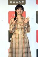 　笑顔で手を振る武藤十夢