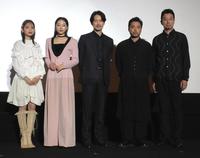 　舞台あいさつを行った（左から）桃果、武田玲奈、竹野内豊、山田孝之、石橋義正監督