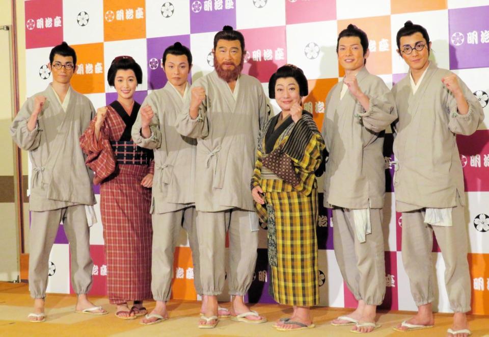 　会見した（左から）高橋健介、菅井友香、新木宏典、船越英一郎、山村紅葉、崎山つばさ、猪野広樹
