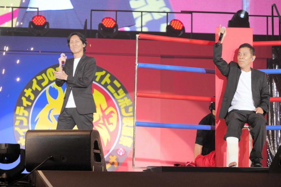 　ギプス姿で出演したナインティナイン・岡村隆史。左は矢部浩之