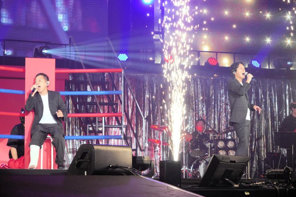 　「ナインティナインのオールナイトニッポン歌謡祭」に出演したナインティナインの岡村隆史（左）と矢部浩之