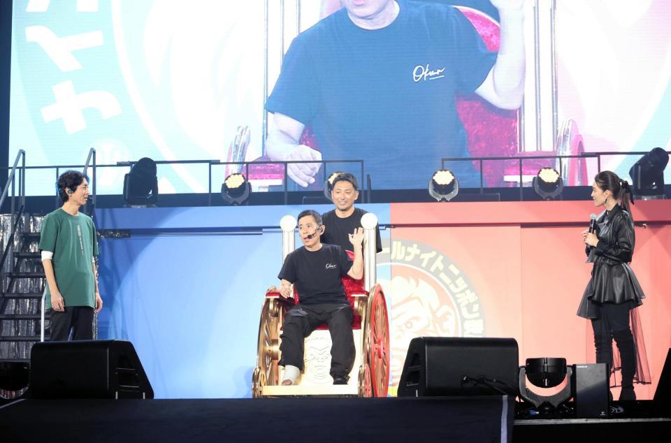 　ギブス姿で登場したナインティナイン・岡村隆史。左は矢部浩之、右は知念里奈
