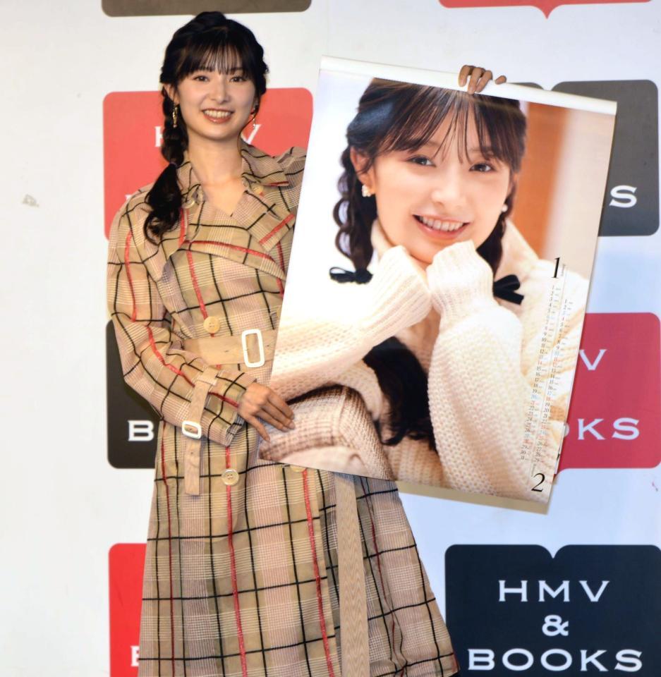 　カレンダーのお気に入りカットを披露する武藤十夢