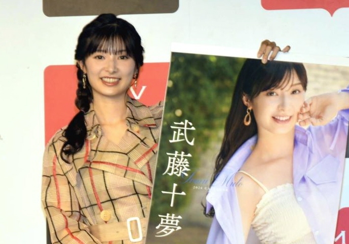 　カレンダーを手に笑顔の武藤十夢