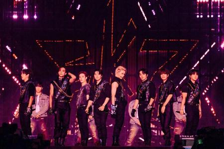 　ツアーファイナル公演を行ったＳｔｒａｙ　Ｋｉｄｓの（前列左から）ハン、ヒョンジン、バンチャン、アイエン、フィリックス、リノ、スンミン、チャンビン（撮影：田中聖太郎写真事務所）